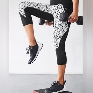Athleta Printed Stealth TruCool Capri Legging Black And White Cropped Size Large